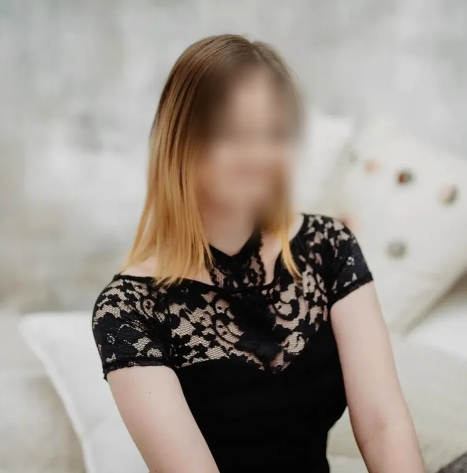 Farah, 24